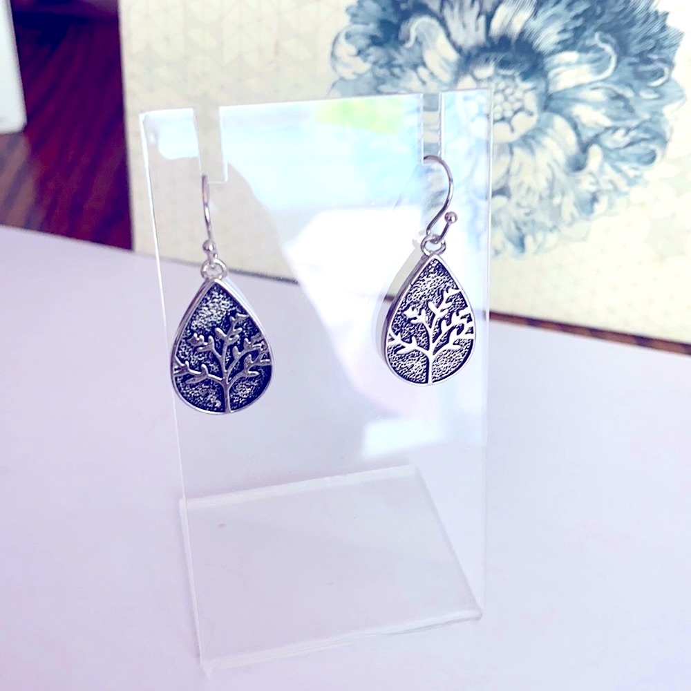 A beautiful pair of Sterling Silver Earrings - Picture 2 of 3